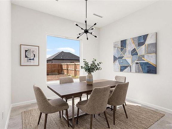 5th image of 2113 Zinnia St