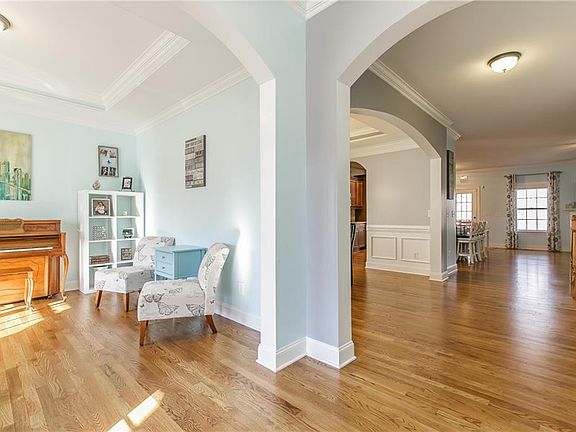 3rd image of 216 Colonnade Dr