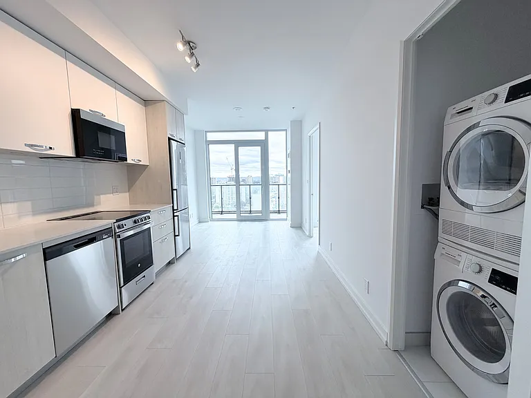 75 James St S #2001 — Photo 2