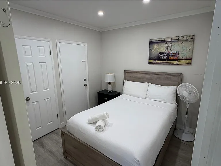 10004 E Bay Harbor Dr #8 — Photo 8