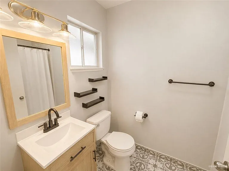 904 W 8th St — Photo 5