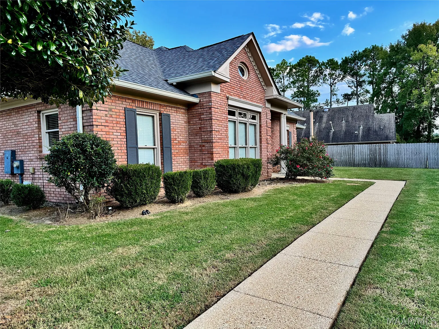 3 bed, 2.5 bath, 2639 sqft, $2,500 — Photo 2