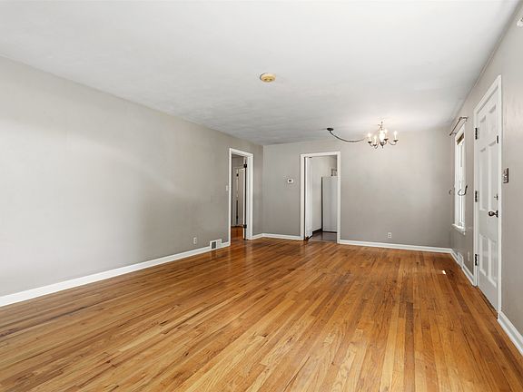 5th image of 104 Agnes Ave