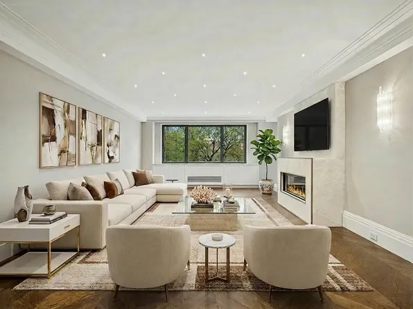 923 Fifth Avenue image 1 of 12