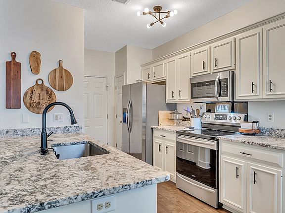 4th image of 127 Brookfair Ln