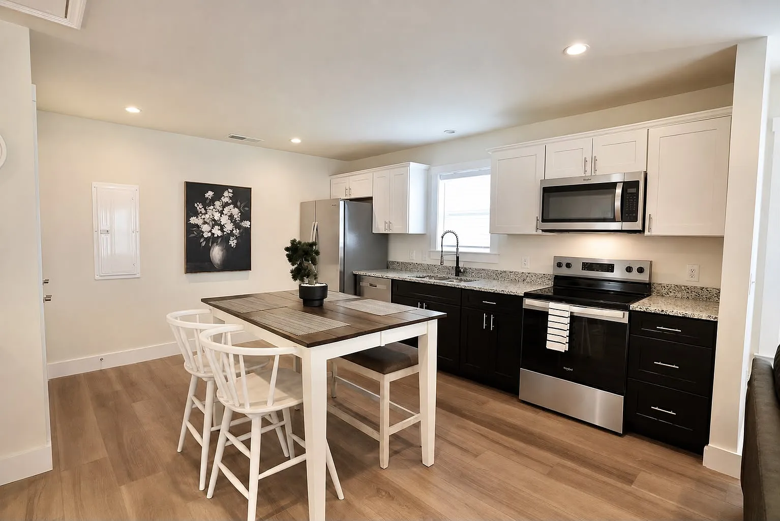 2 bed, 819 sqft, $1,875 — Photo 3