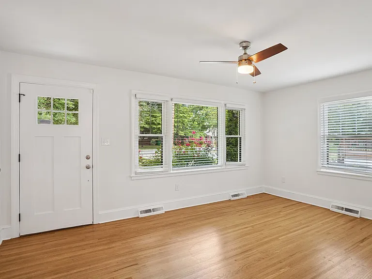 2318 Amesbury Ave — Photo 3
