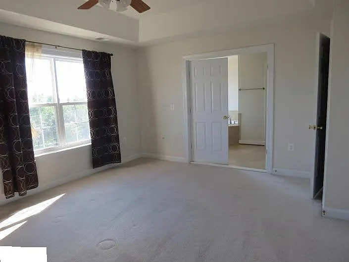 3 bed, 1690 sqft, $3,300 — Photo 3