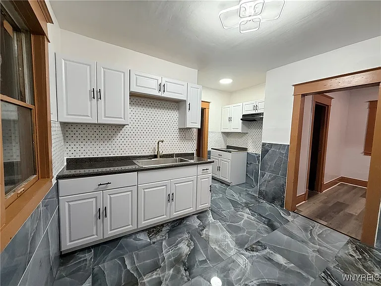 111 Dempster St — Photo 12