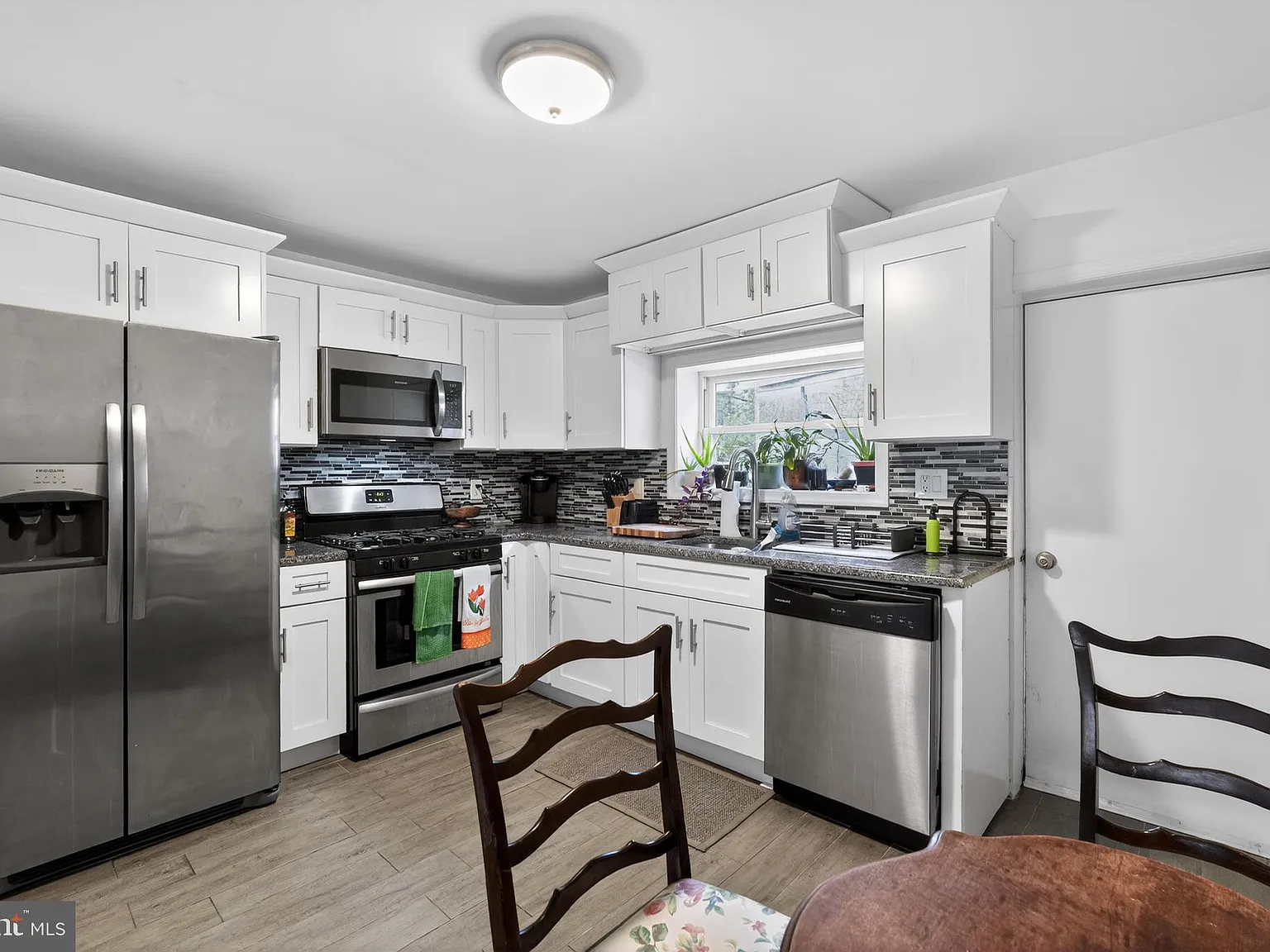 2 bed, 1.0 bath, 762 sqft, $2,250 — Photo 2