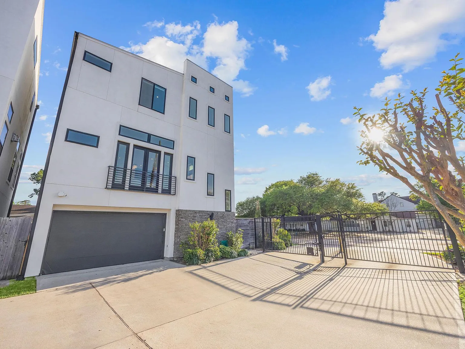 3 bed, 3.5 bath, 2611 sqft, $4,000 — Photo 3