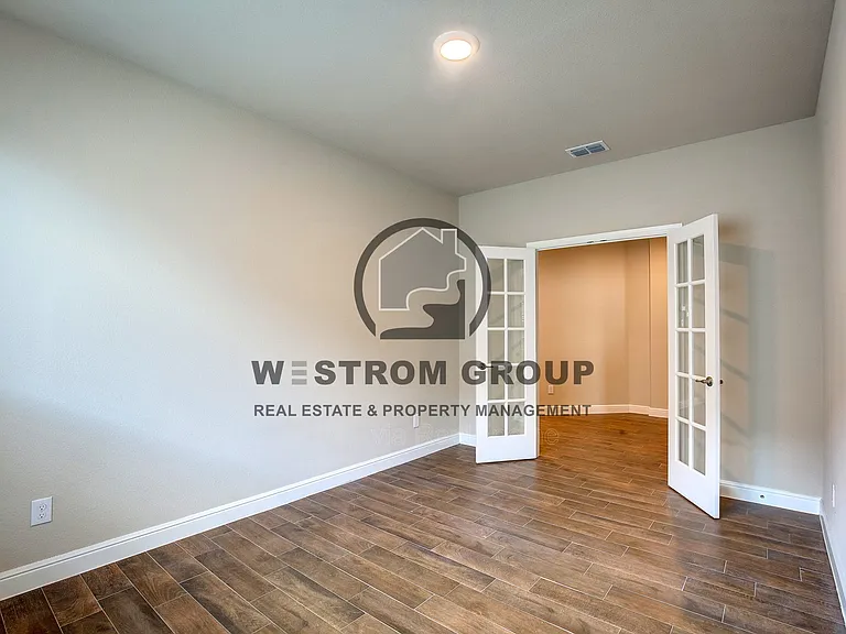 820 Greenford Mnr — Photo 9