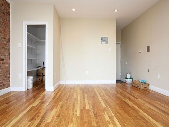 5th image of 390 Vernon Ave APT 1C