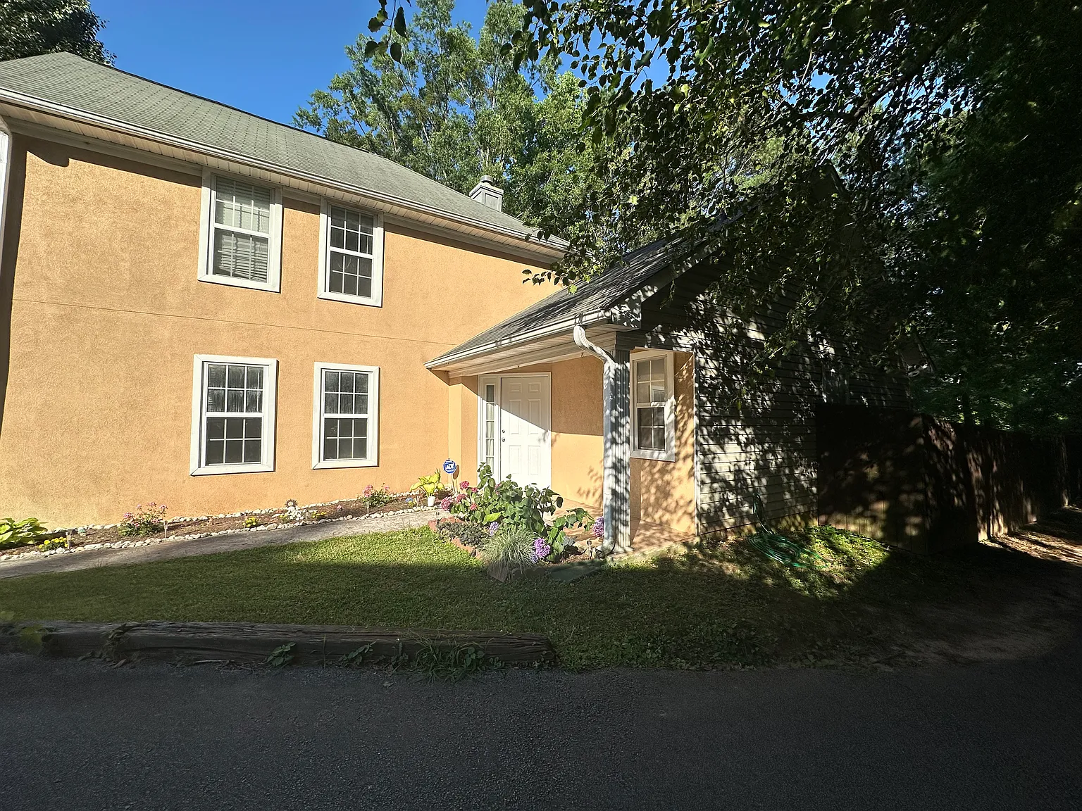 3 bed, 1368 sqft, $2,250 — Photo 3
