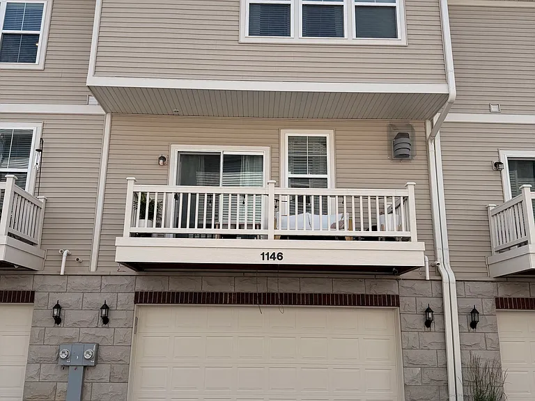 1146 Evergreen Ave — Photo 2