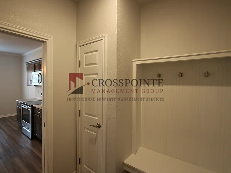 1927 Lindbergh Dr #301 — Photo 43