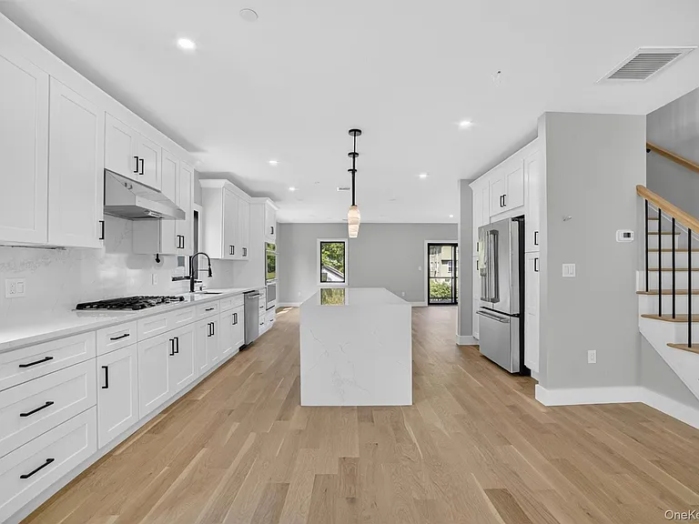 23 Hudson Ave — Photo 4