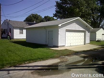 2 car detached garage w/ alley access