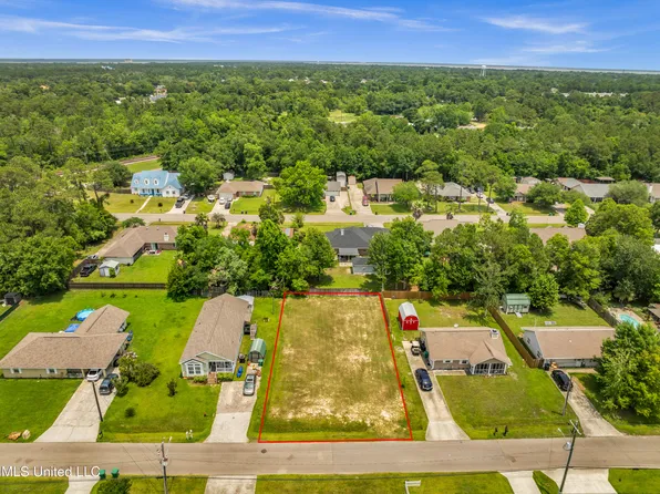 243 Bay Oaks Dr, Bay Saint Louis, MS 39520