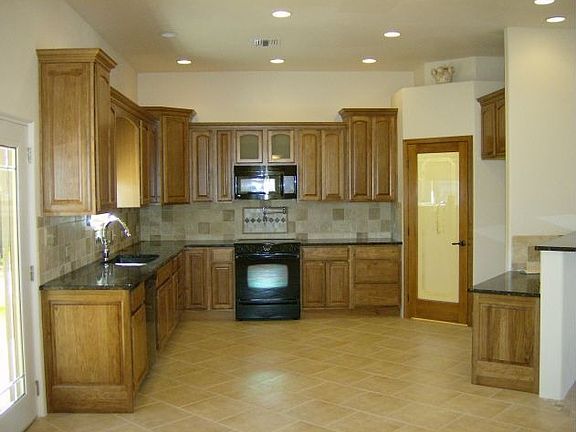 KITCHEN W WALKIN PANTRY