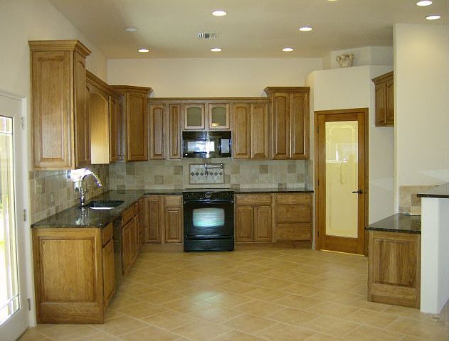 KITCHEN W WALKIN PANTRY