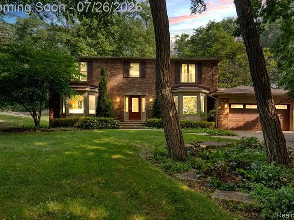 2768 Homewood Dr, Troy, MI 48098