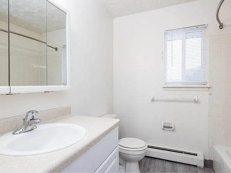 Parkway Manor Apartment Homes — Photo 13