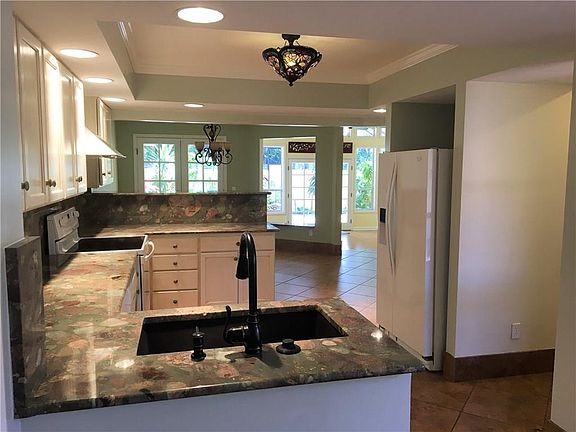 5th image of 106 S Carmel Ct