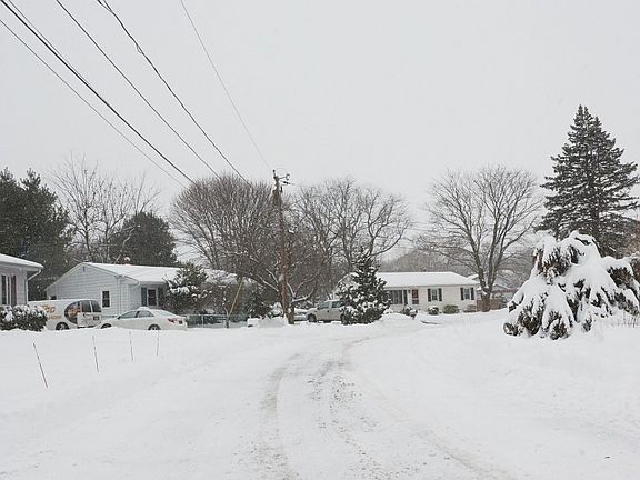 5th image of 31 Regina Dr