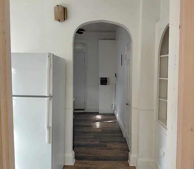 foyer leading to kitchen