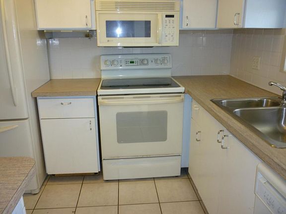 3rd image of 236 Castlewood Dr APT 308