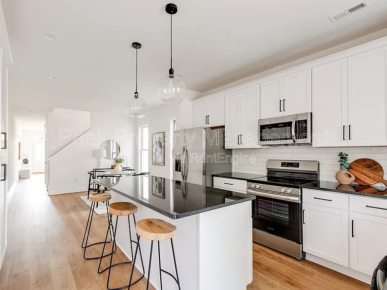 211 E 15th St — Photo 23