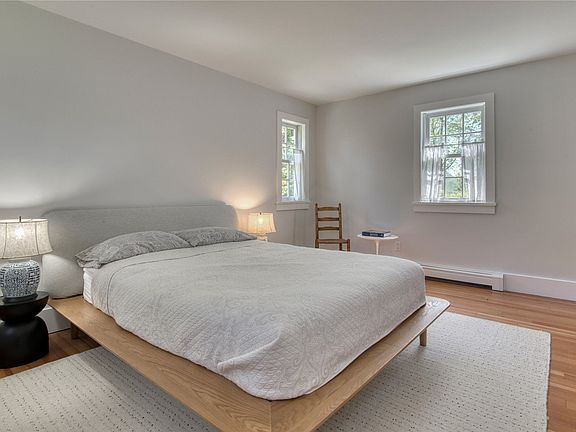 5th image of 825 Village Ln