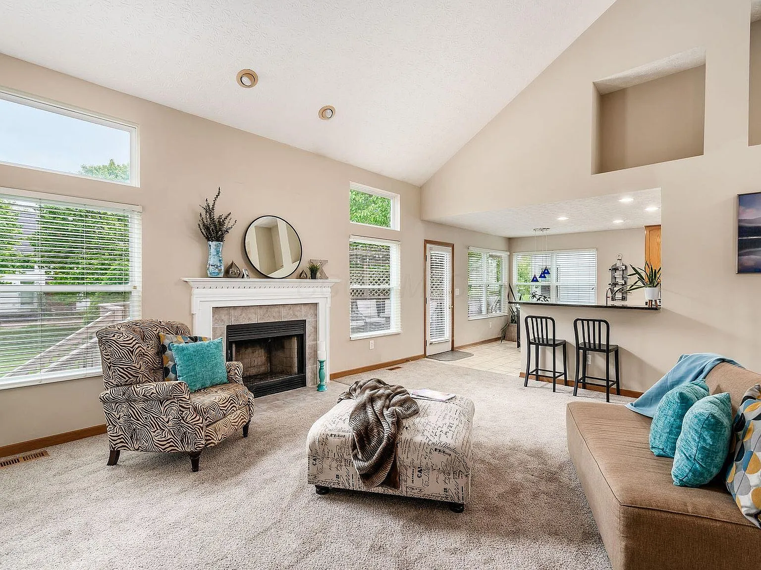 4 bed, 2.5 bath, 2507 sqft, $3,200 — Photo 2