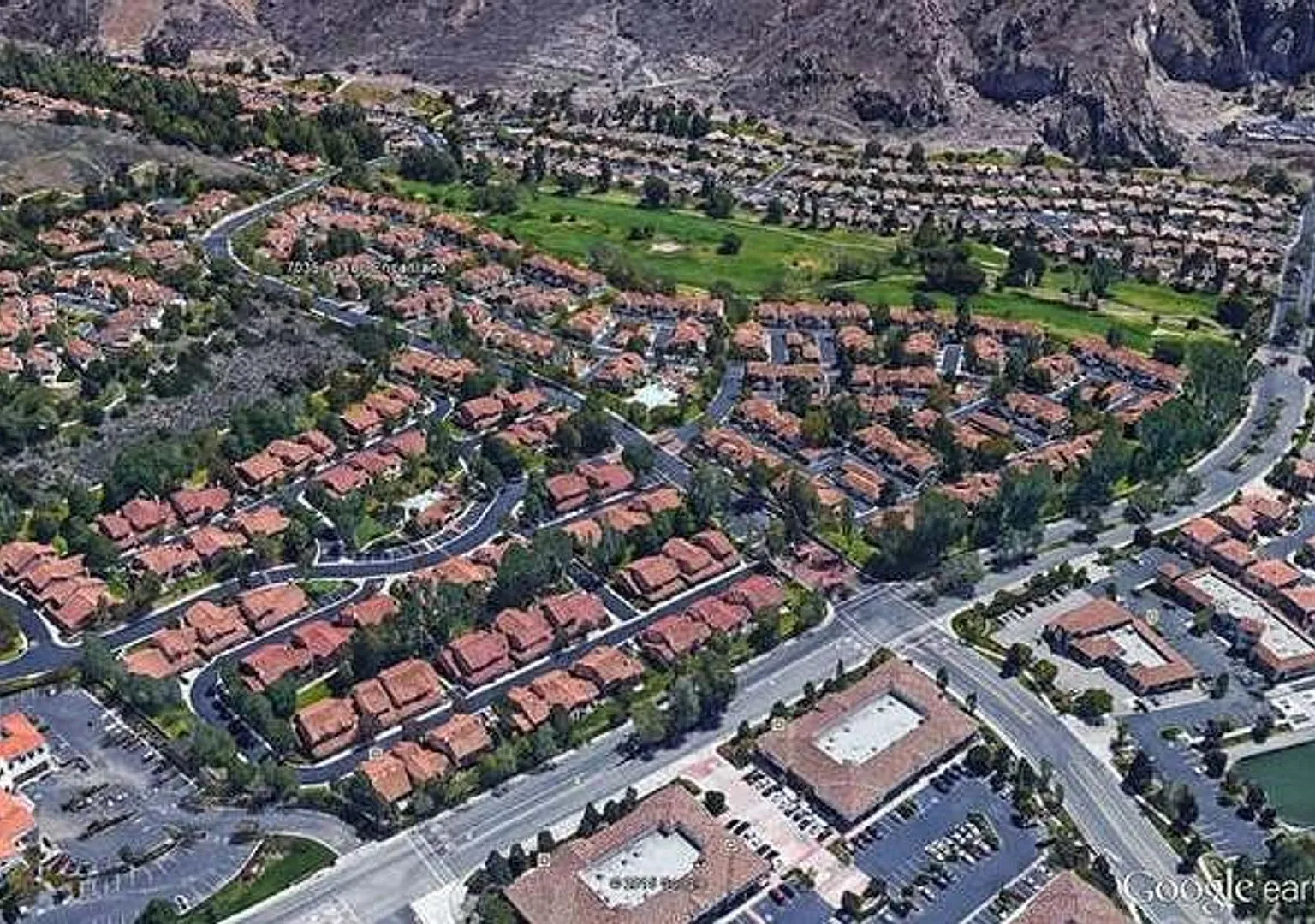 Gated Private End-Unit 2+2 Condo at Camarillo Springs — Photo 2