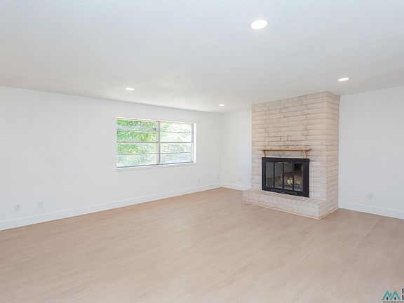 3rd image of 608 Twin Diamond Rd