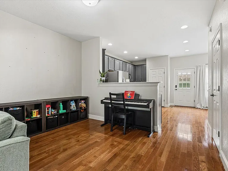 410 Ashbury Cir — Photo 5