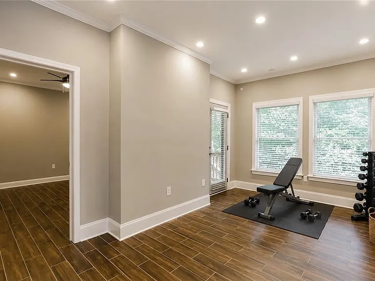914 Canterbury Ln NE — Photo 15