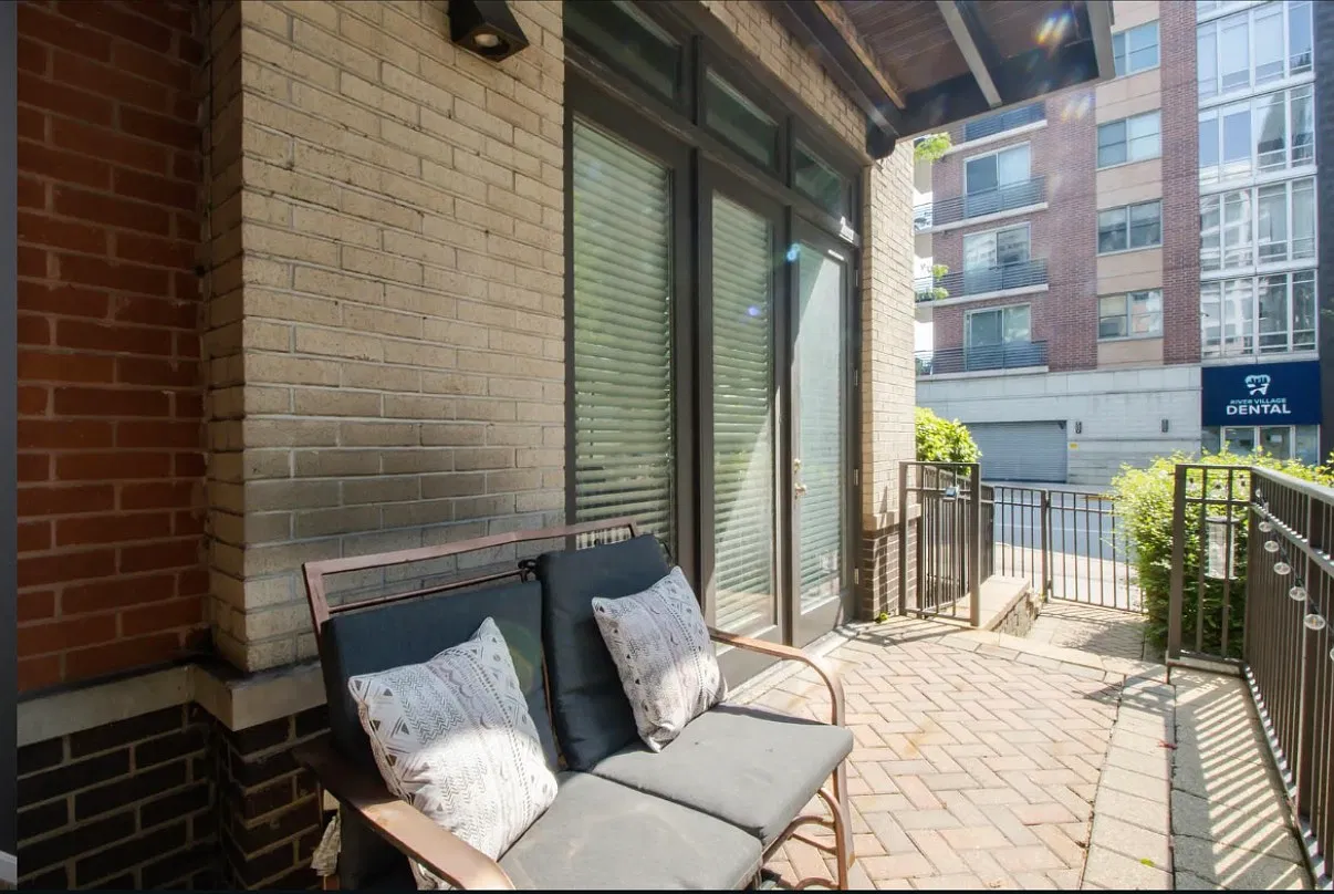 2 bed, 900 sqft, $3,200 — Photo 2