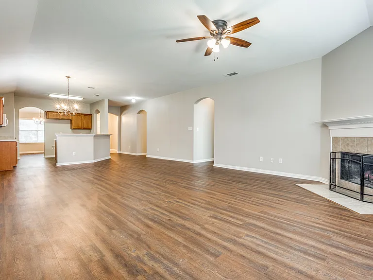 612 Cove Ct — Photo 2