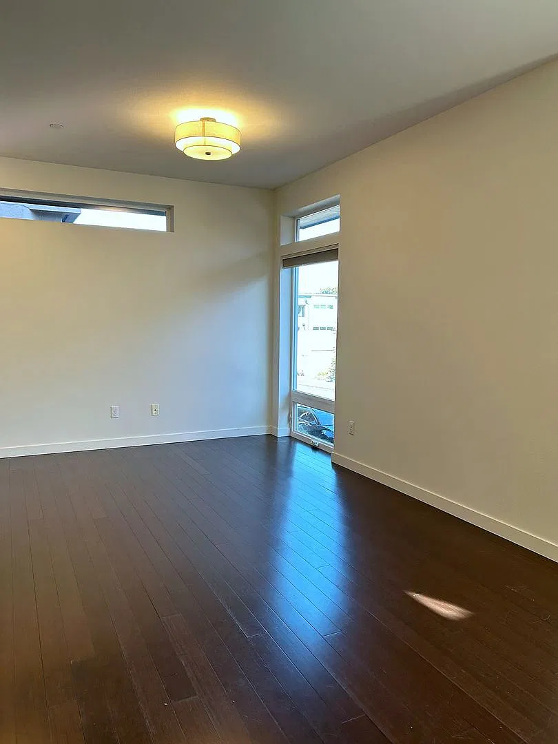 2BR/2BA End-Unit Home in North Admiral: Private Rooftop Deck — Photo 4