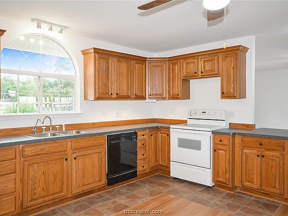 2nd image of 16817 Woodlake Dr