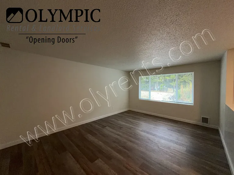 Remodeled 2 bed 1 bath duplex unit, with one car garage. — Photo 2