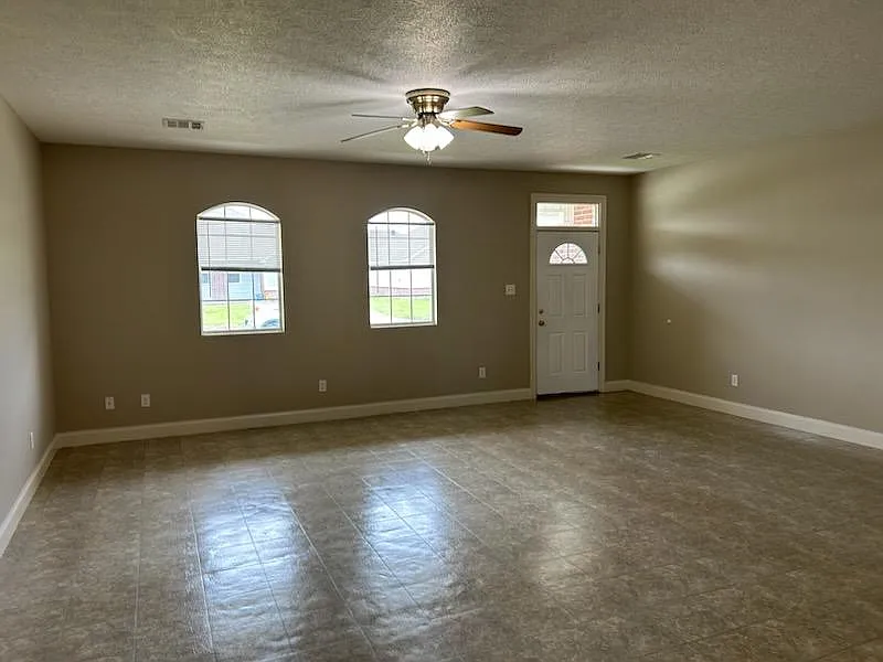 3 bed, 1800 sqft, $1,600 — Photo 3