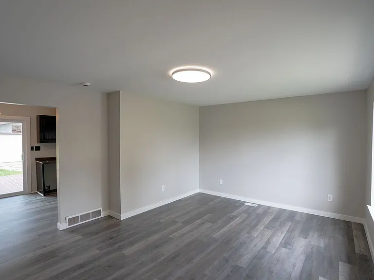 15841 Dort St — Photo 10