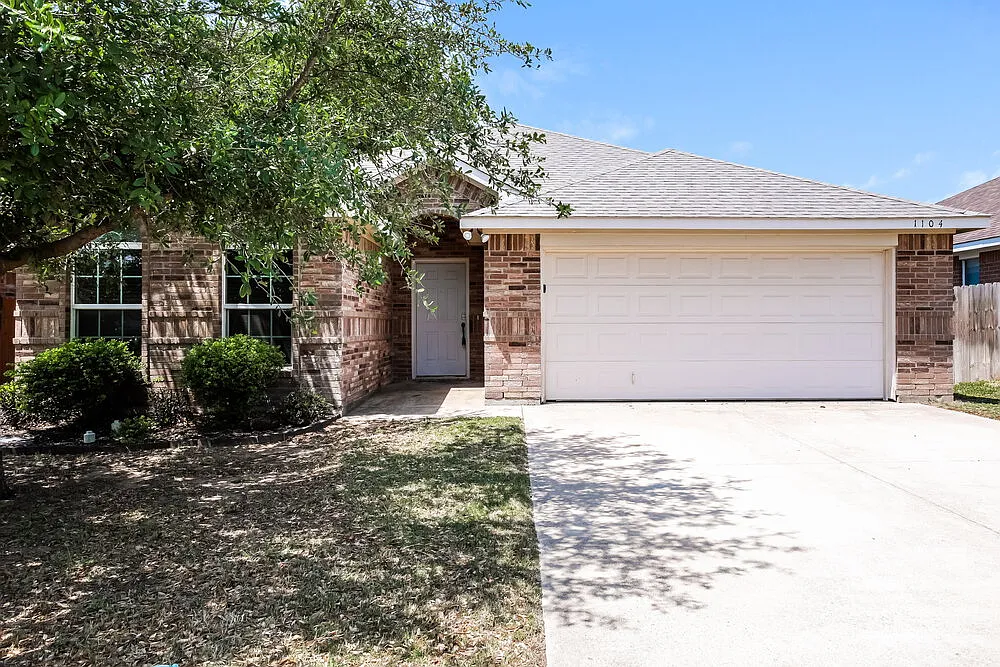 3 bed, 2.0 bath, 1658 sqft, $2,220 — Photo 1