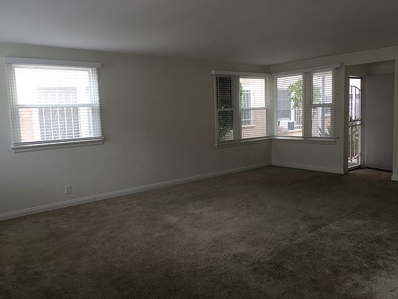 3rd image of 4264 Cahuenga Blvd