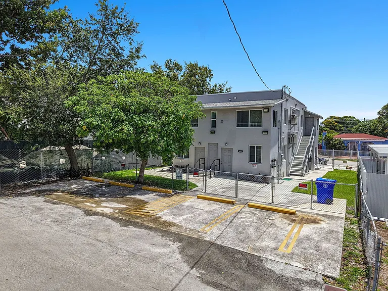 600 NW 25th Ct — Photo 2