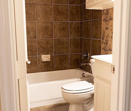4th image of 7908 Linksview Dr