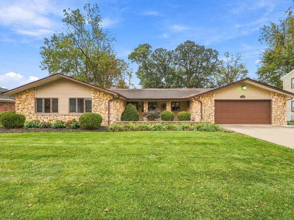2215 W Woodmont Dr, Muncie, IN 47304